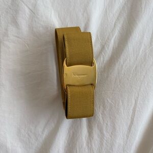 vintage Ferragamo waist belt - hold